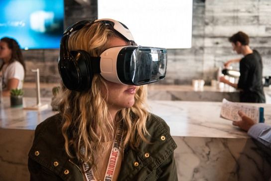 Image of a woman using a Virtual Reality Set 