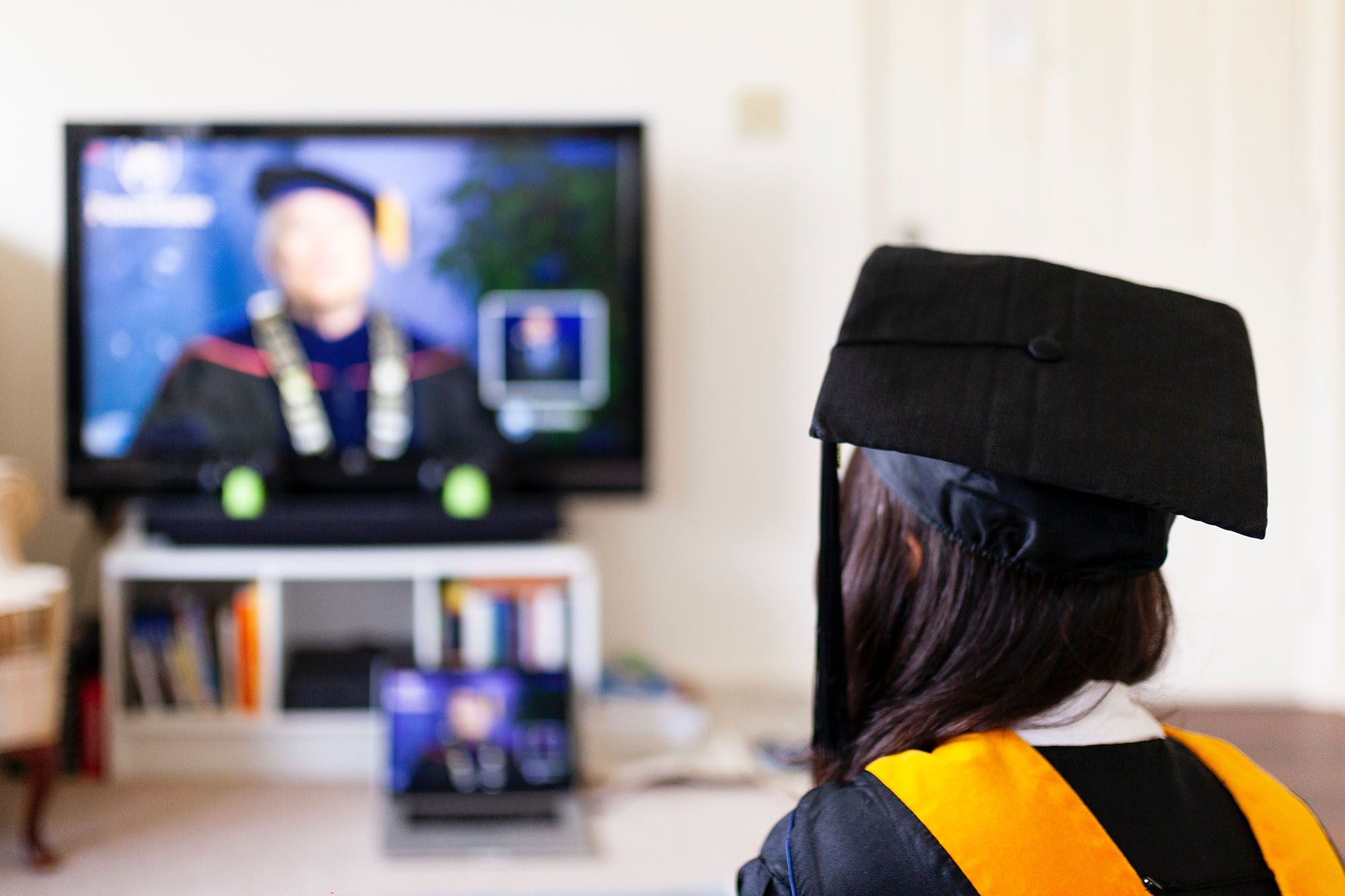 Students graduating online